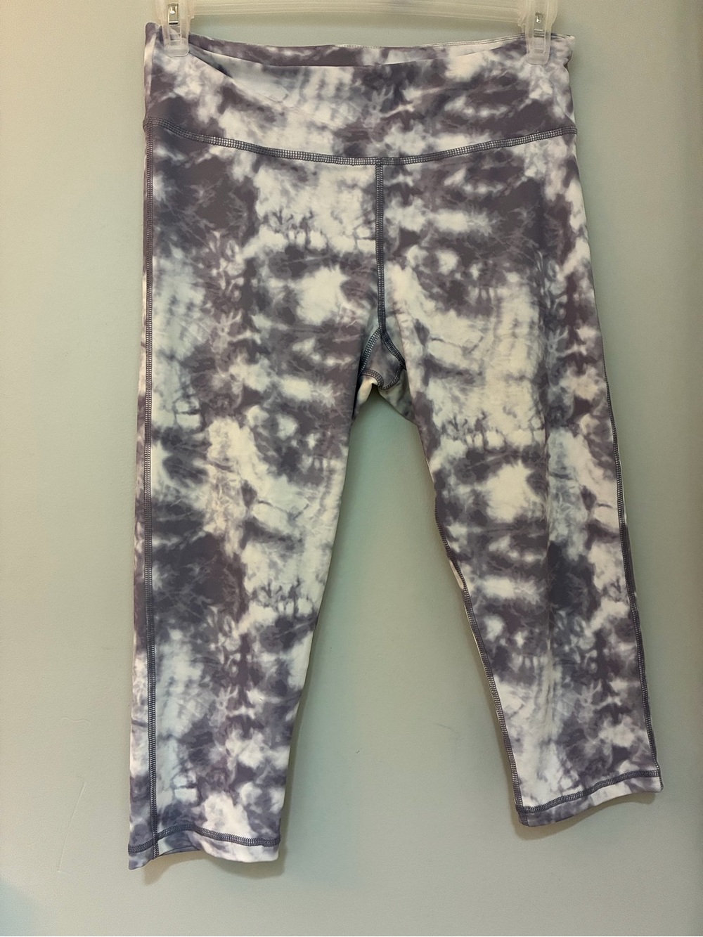 Aeropostale Women’s Purple and White Tie-Dye Capri Leggings I
